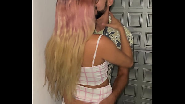 Después de una noche de fiesta, una buena follada